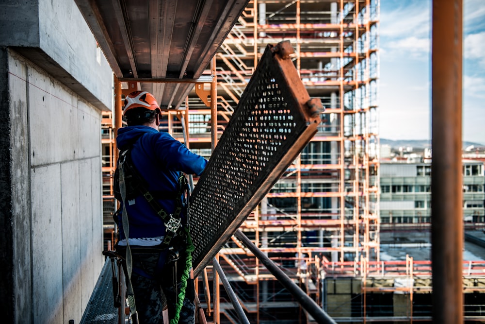 um homem de pé no topo de um edifício alto