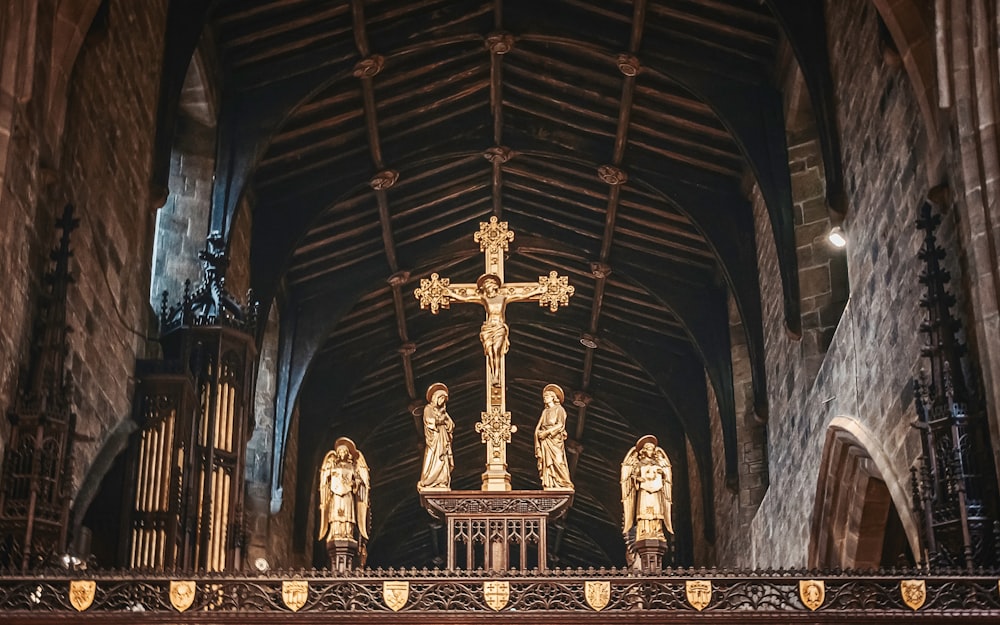 una iglesia con una cruz y estatuas en su interior