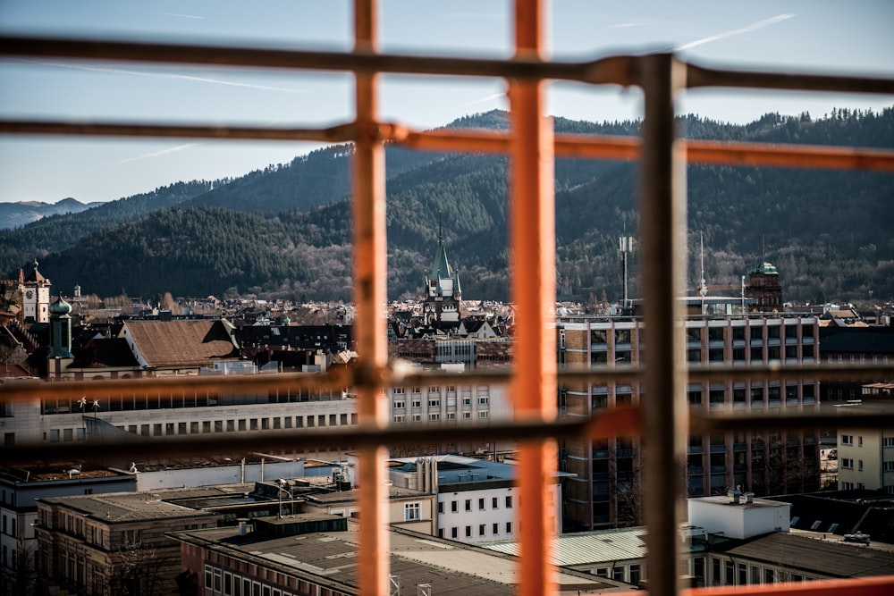 Blick durch ein Fenster auf eine Stadt