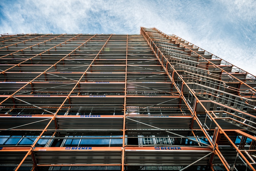 Un edificio muy alto con muchas ventanas