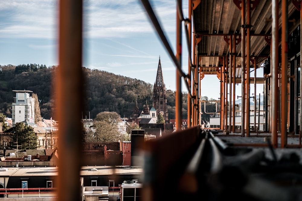 una vista di una città da una finestra