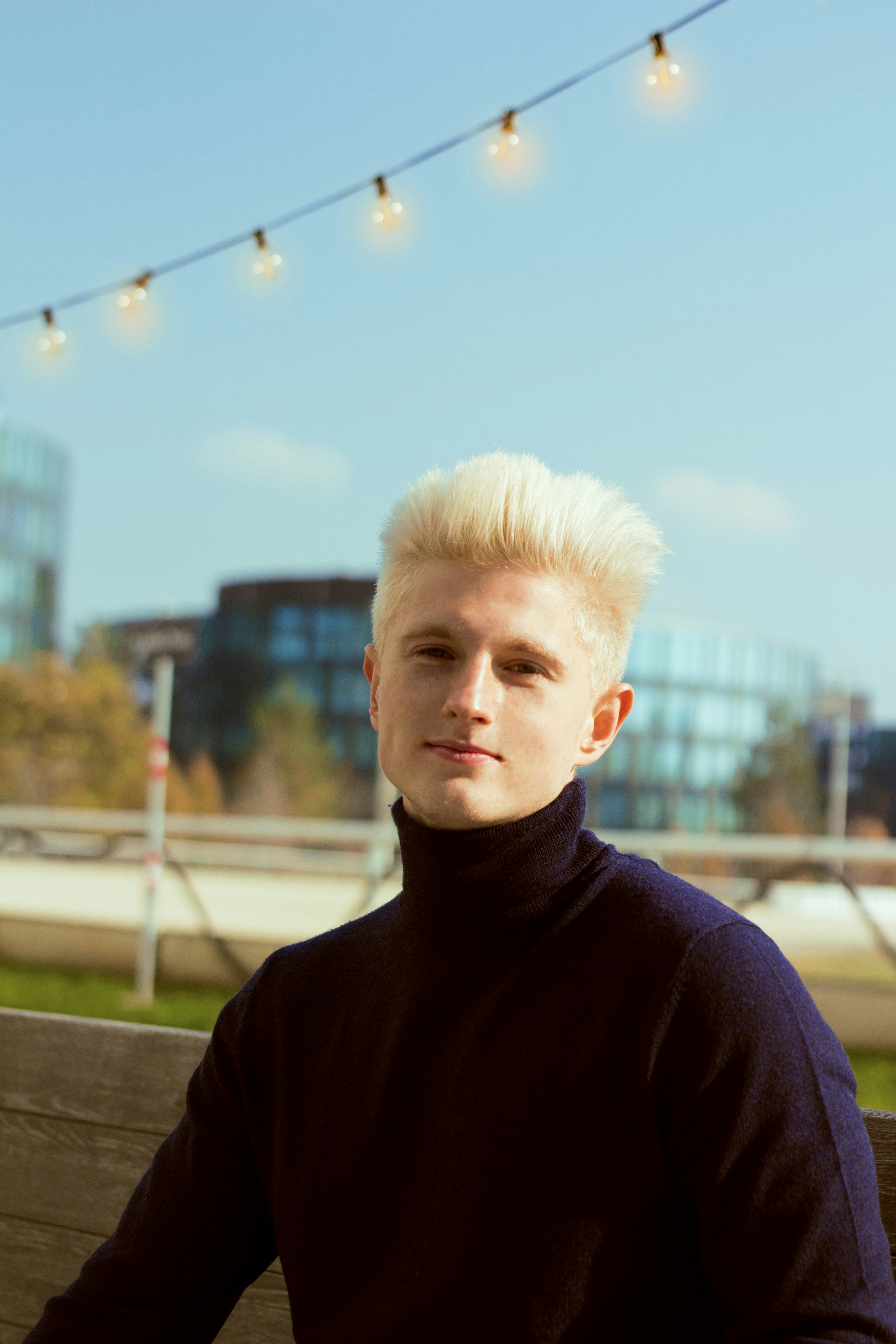 ベンチに座っているブロンドの髪の男