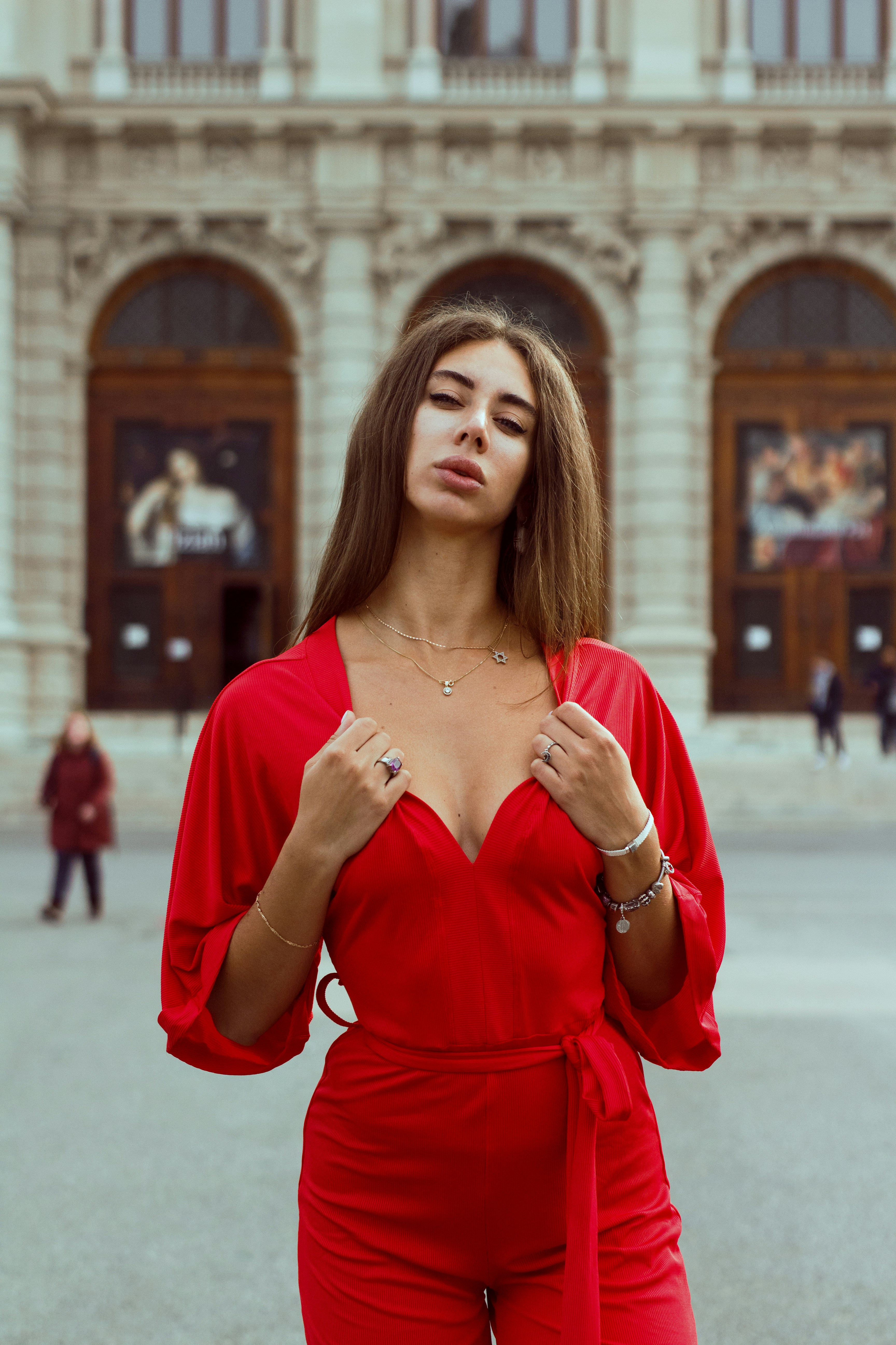 Una donna in una tuta rossa in piedi di fronte a un edificio