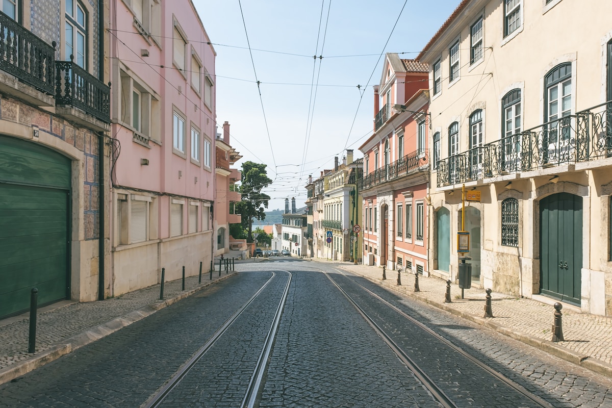 Rue colorée de Lisbonne au Portugal, destination prisée pour un départ de dernière minute à plusieurs