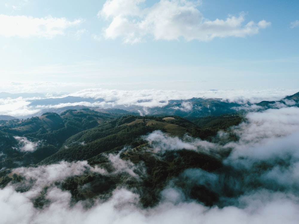 uma vista aérea de uma cordilheira coberta de nuvens