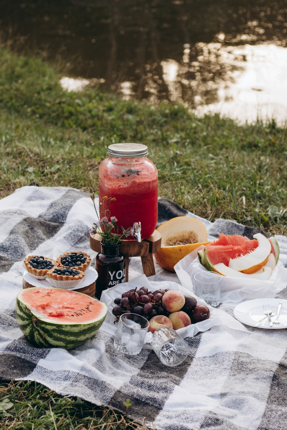スイカ、ブドウ、メロン、そして瓶のピクニック