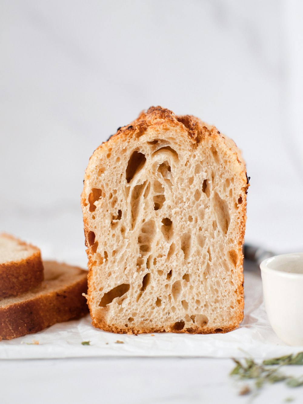 ein Laib Brot mit einem Bissen herausgenommen