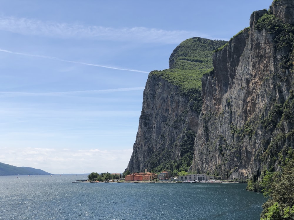 un grand plan d’eau entouré de montagnes