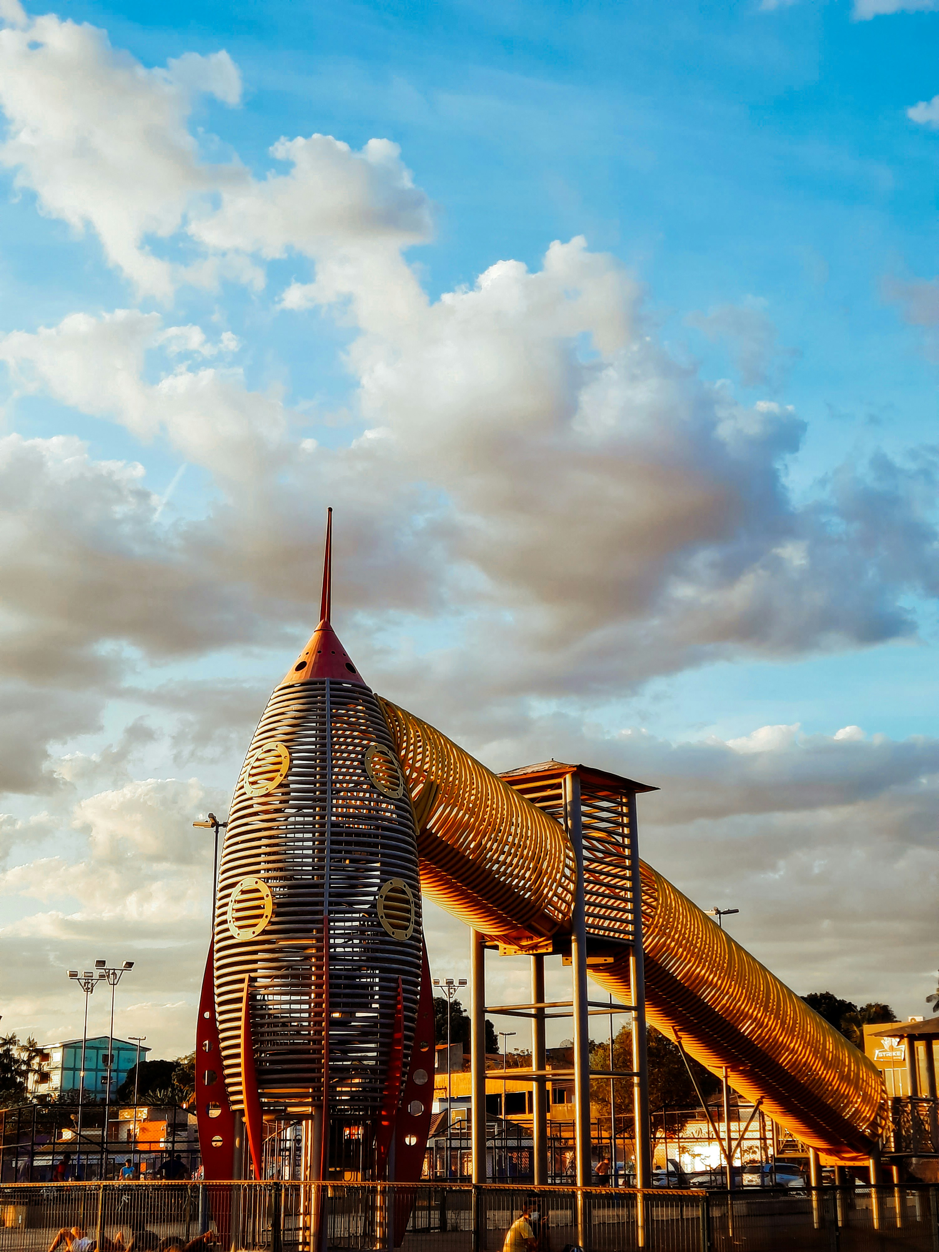 una gran estructura de madera con un tobogán encima