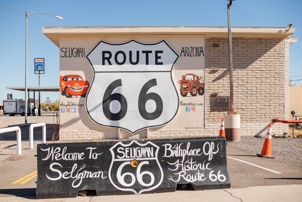 Un cartello della Route 66 di fronte a un edificio