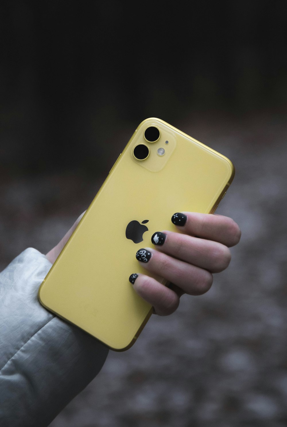 una persona che tiene in mano un cellulare giallo