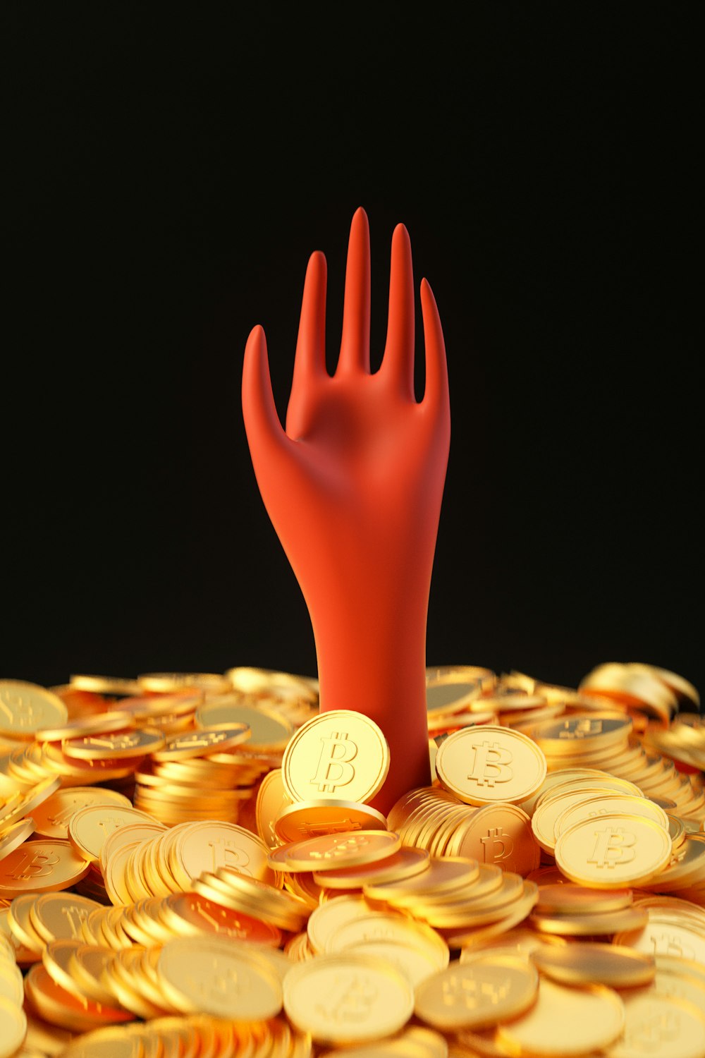una pila di monete d'oro con una mano rossa che spunta da essa