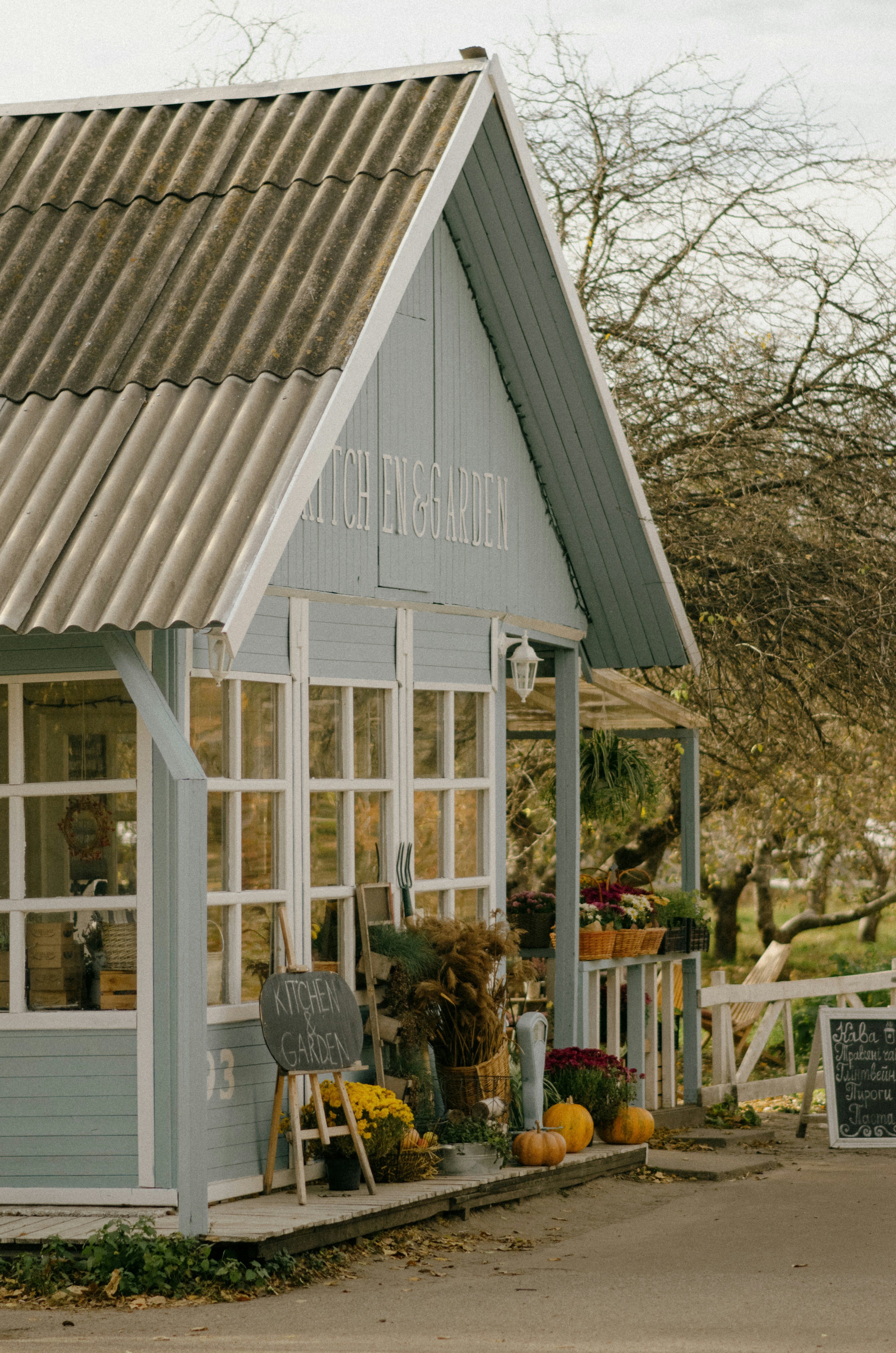 금속 지붕이있는 작은 파란색 건물