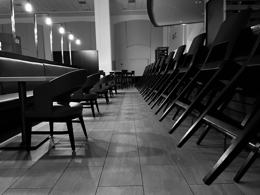 a row of chairs sitting on top of a tiled floor