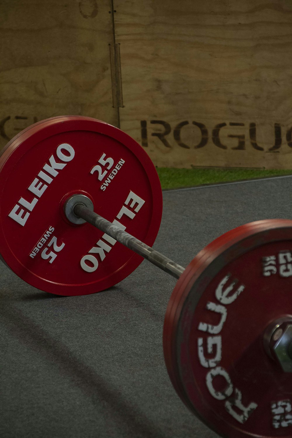 a close up of a barbell on the ground