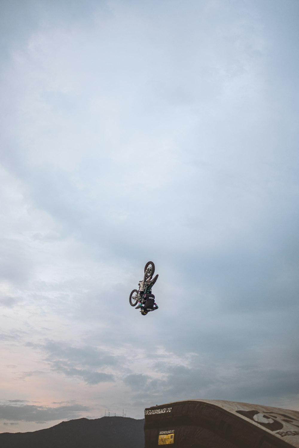 Ein Mann, der auf einem Motorrad durch die Luft fliegt