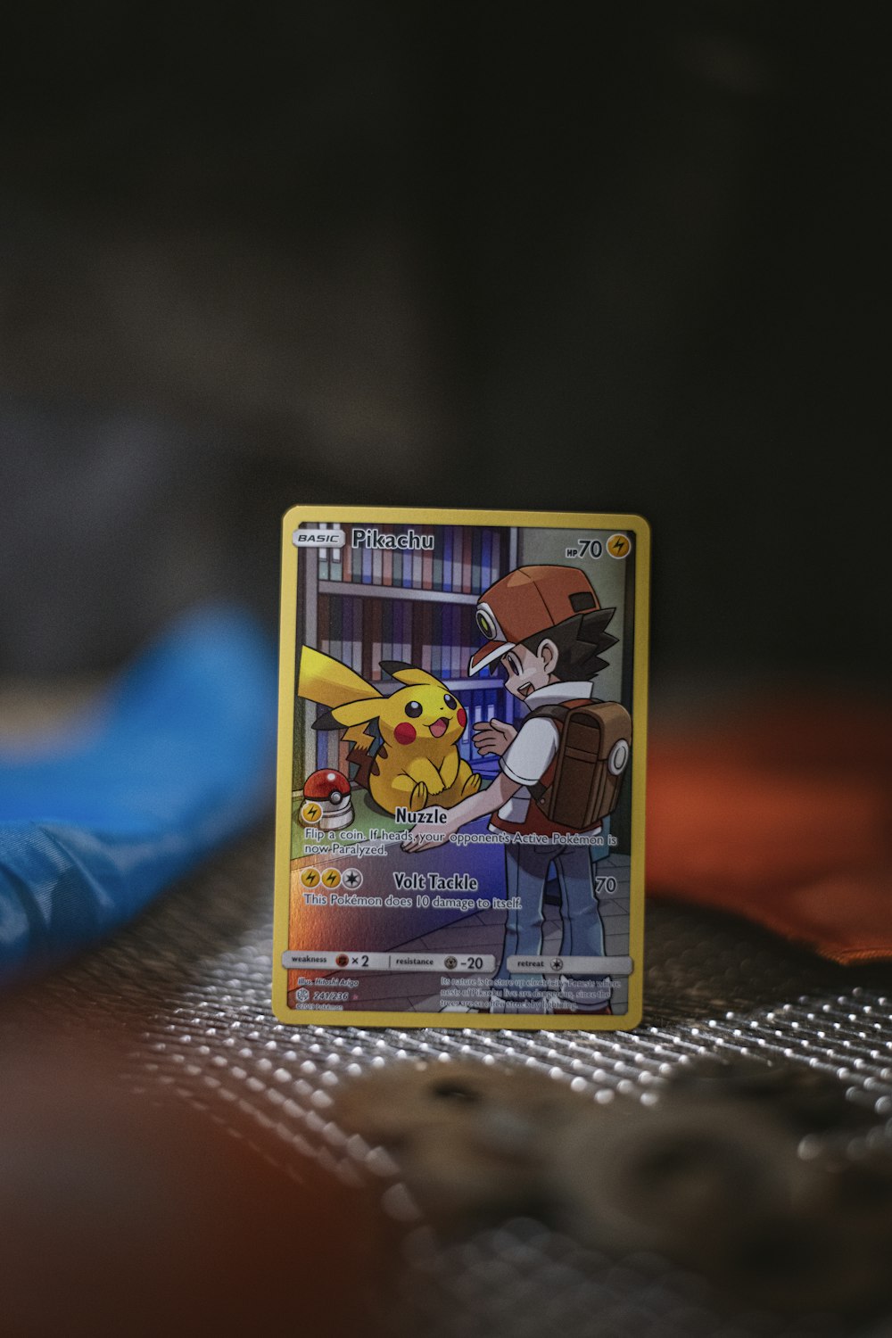 um cartão de pokemon sentado em cima de uma mesa