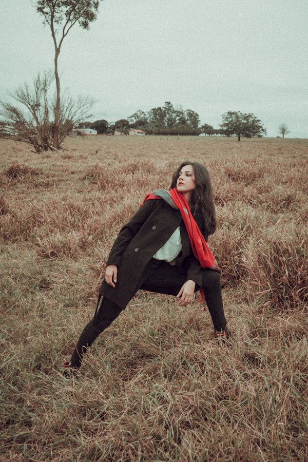 Modelo morena con bufanda roja — editorial invierno costero