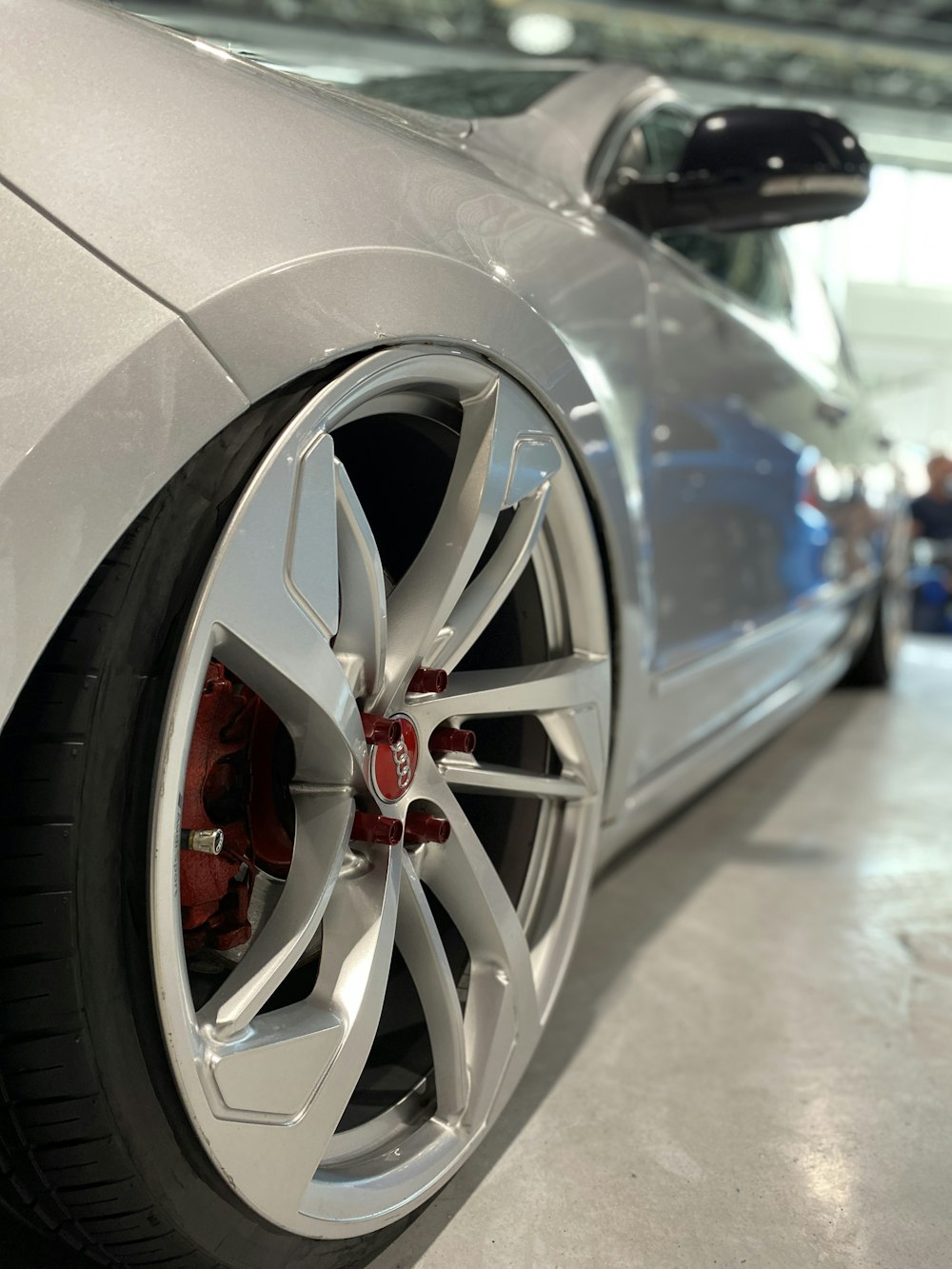 Un'auto sportiva argentata parcheggiata in un garage