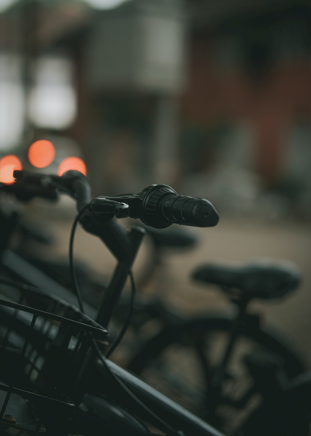 uma fileira de bicicletas estacionadas uma ao lado da outra