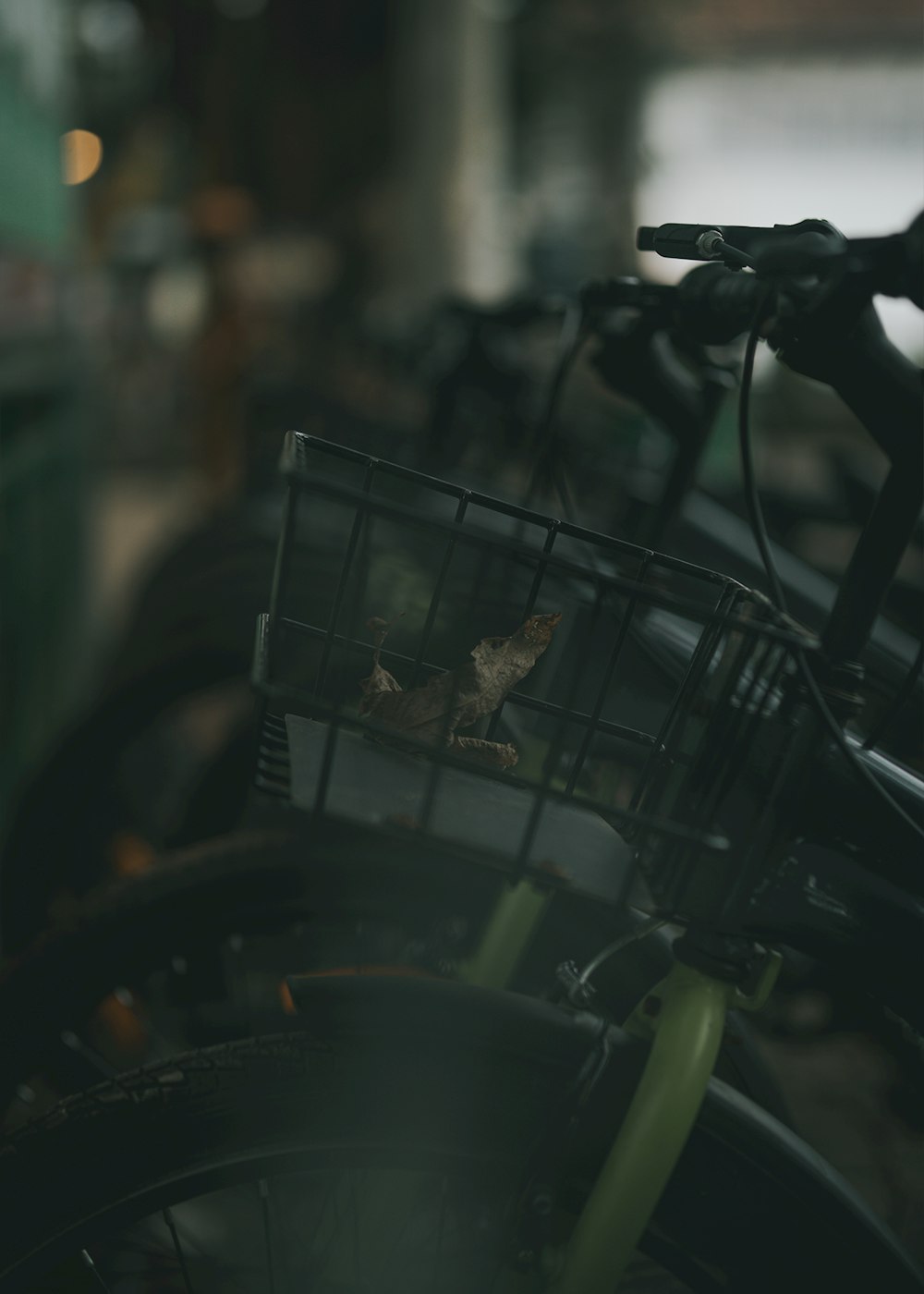 바구니가 있는 자전거의 클로즈업