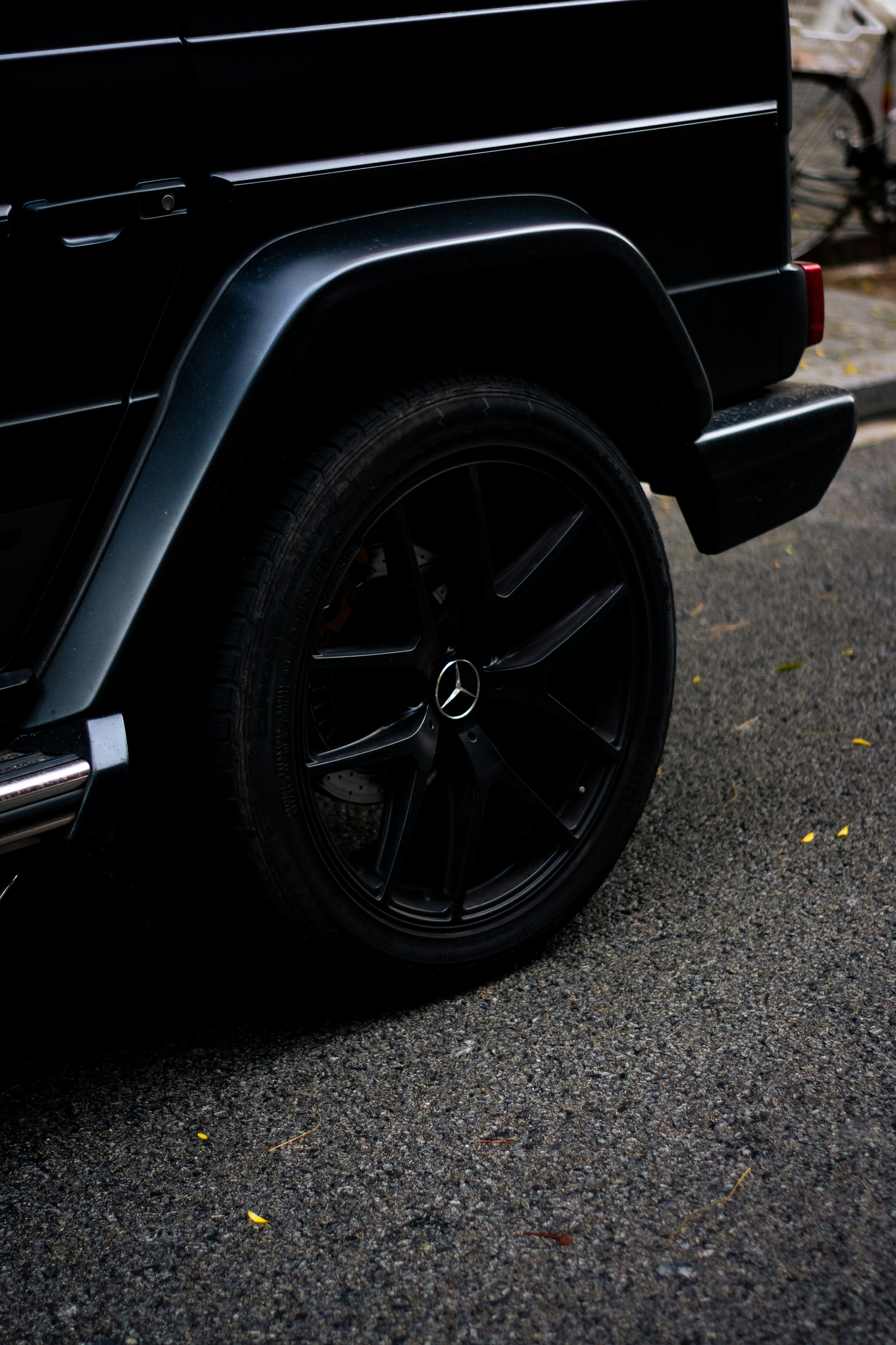 All-black everything is the style these days, so follow suite and download a gorgeous black background courtesy of Unsplash. Meticulously curated and free to download!
