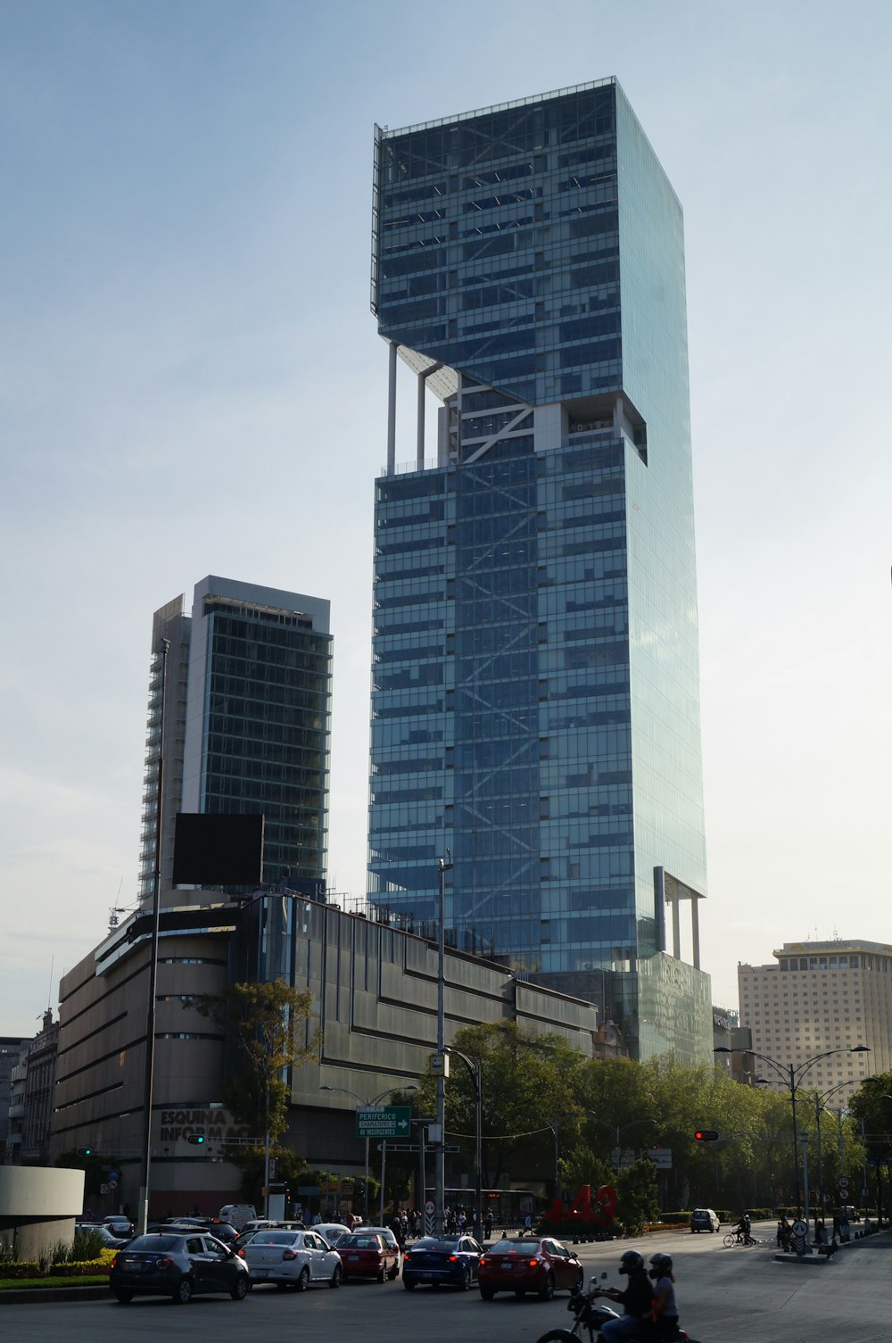 a very tall building sitting in the middle of a city