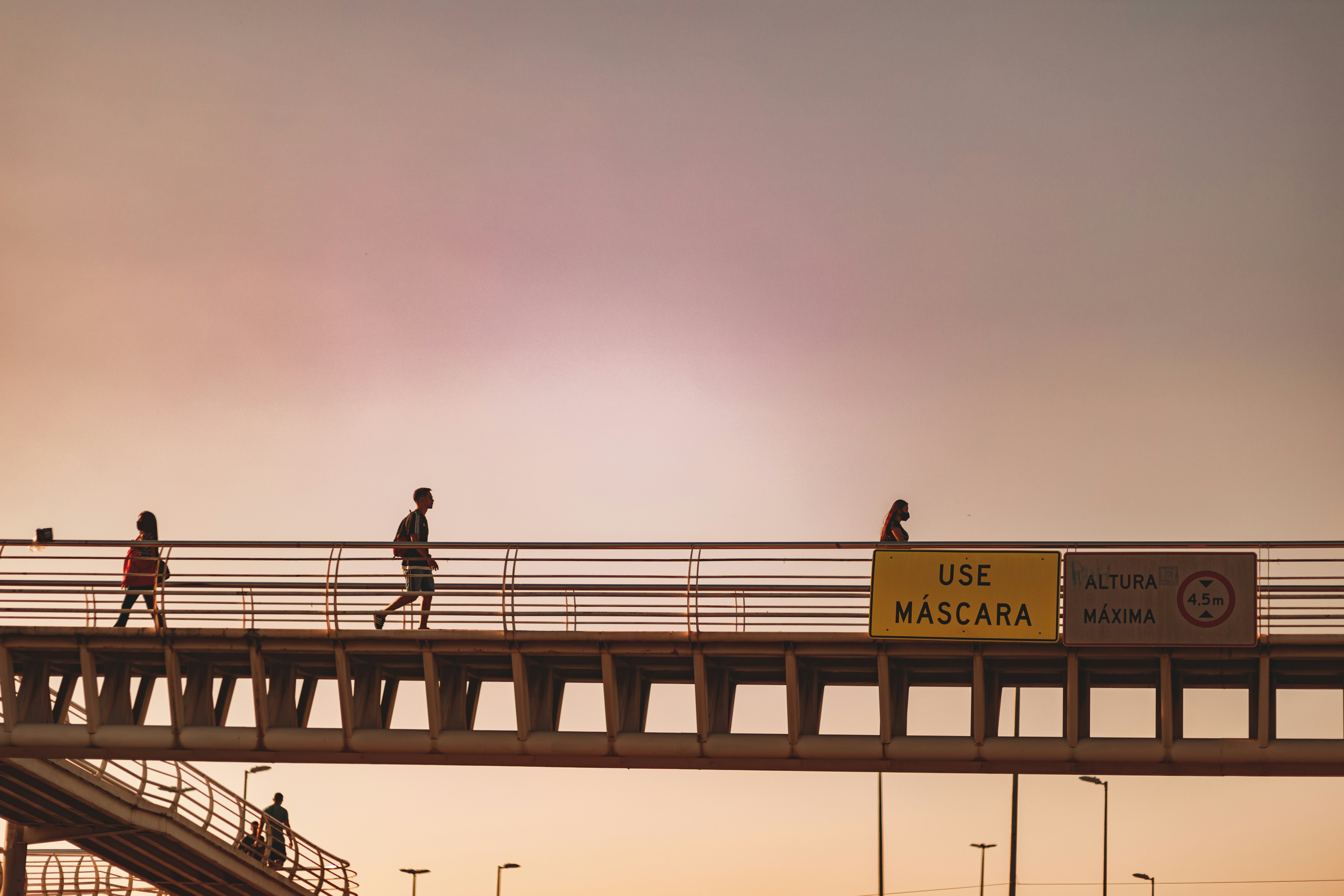 Eine Gruppe von Menschen geht über eine Brücke