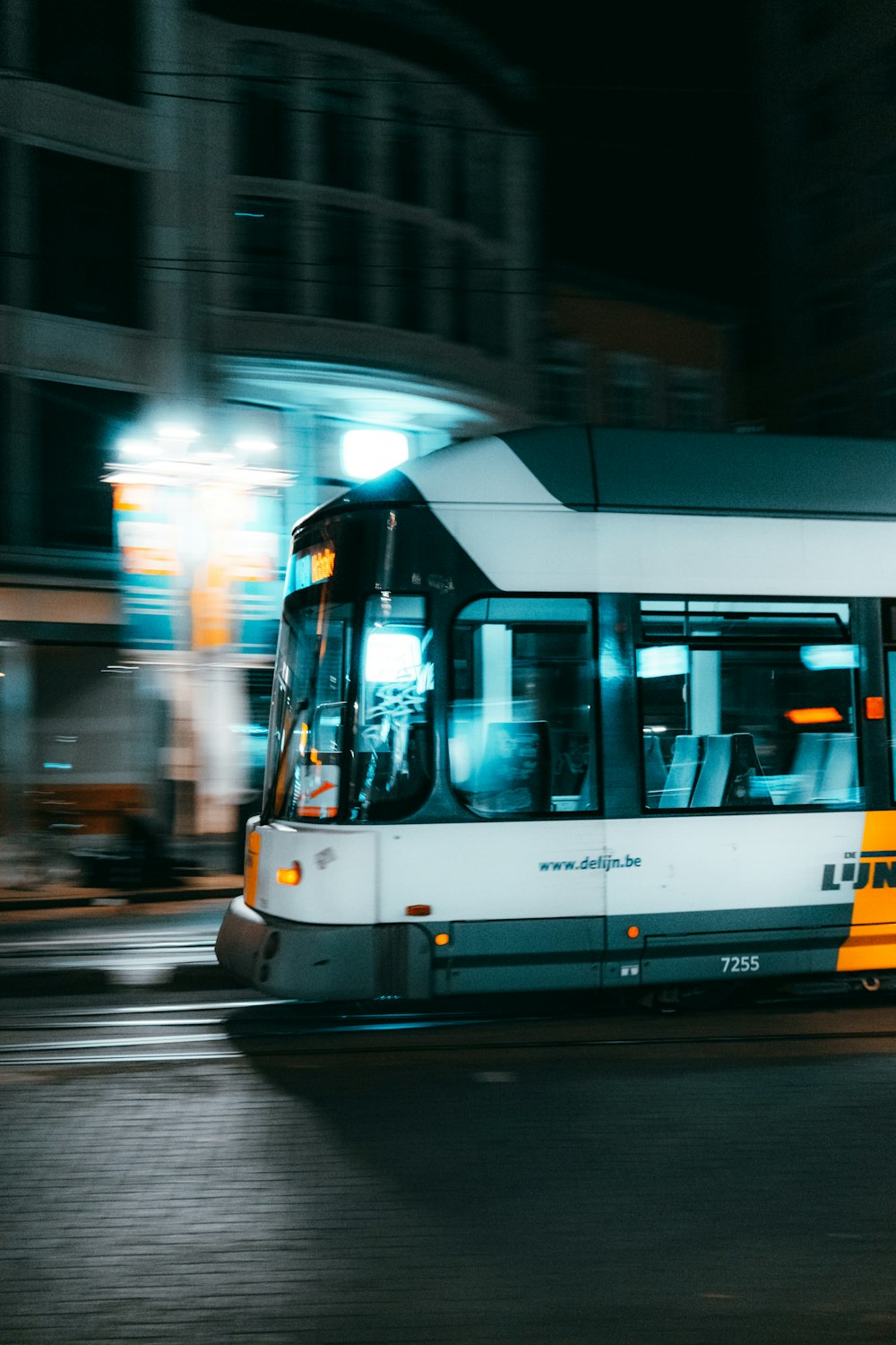 Un autobus che guida lungo una strada di notte