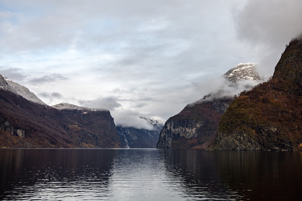 Un grande specchio d'acqua circondato da montagne