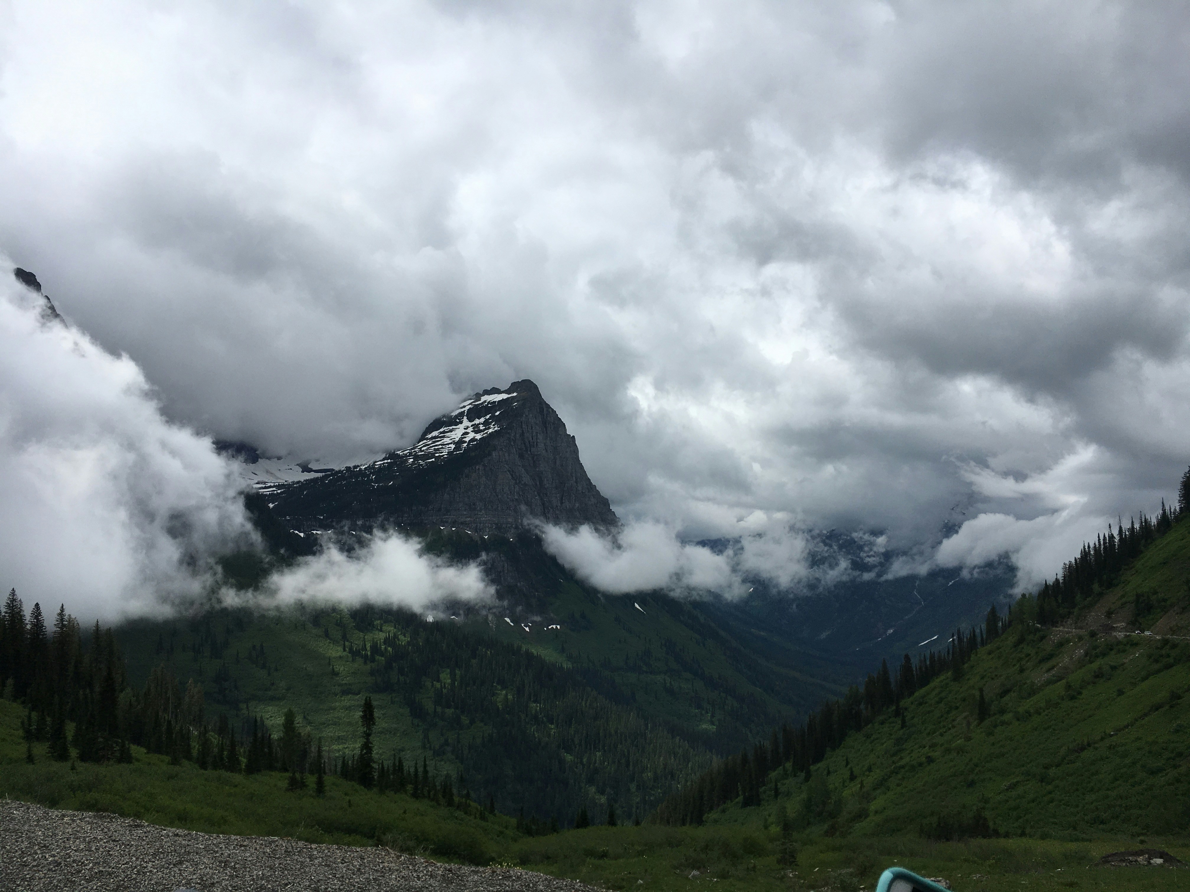 雲と木々のある山の眺め