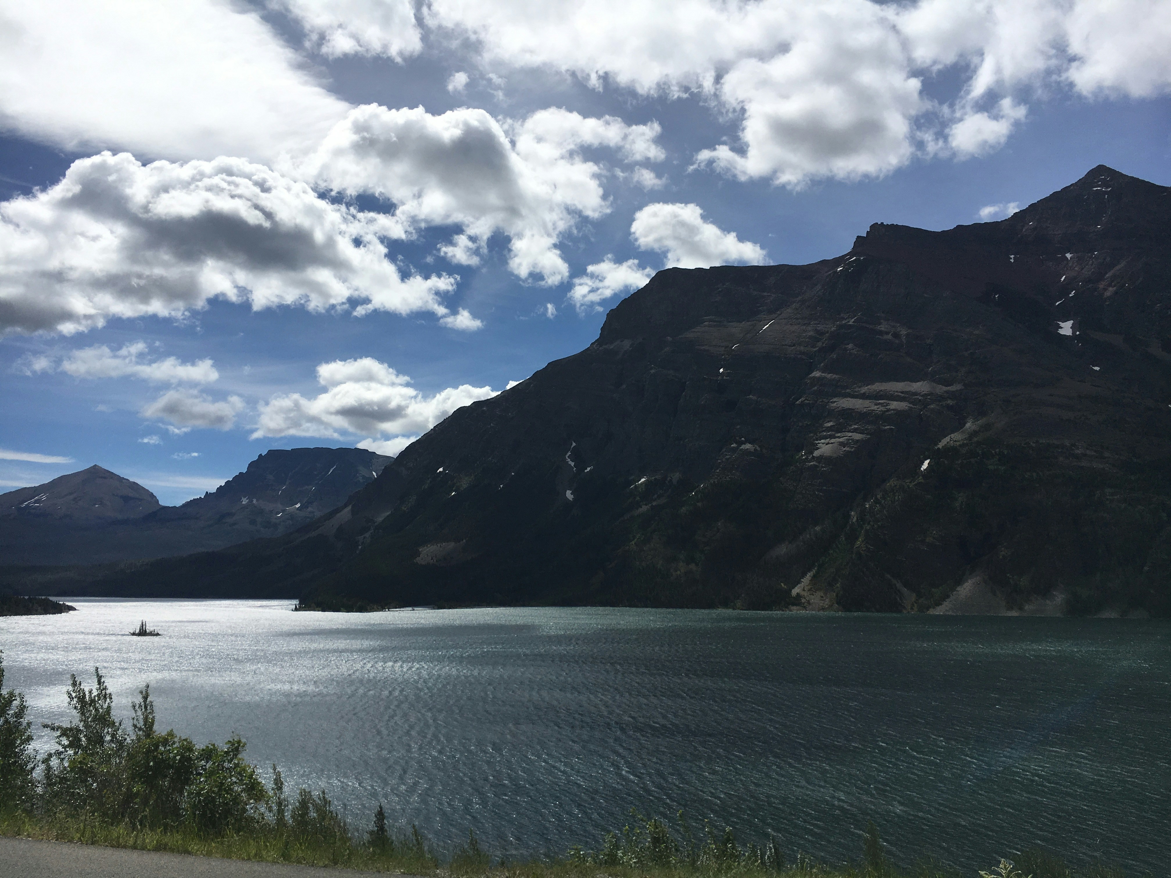 山々に囲まれた大きな水域