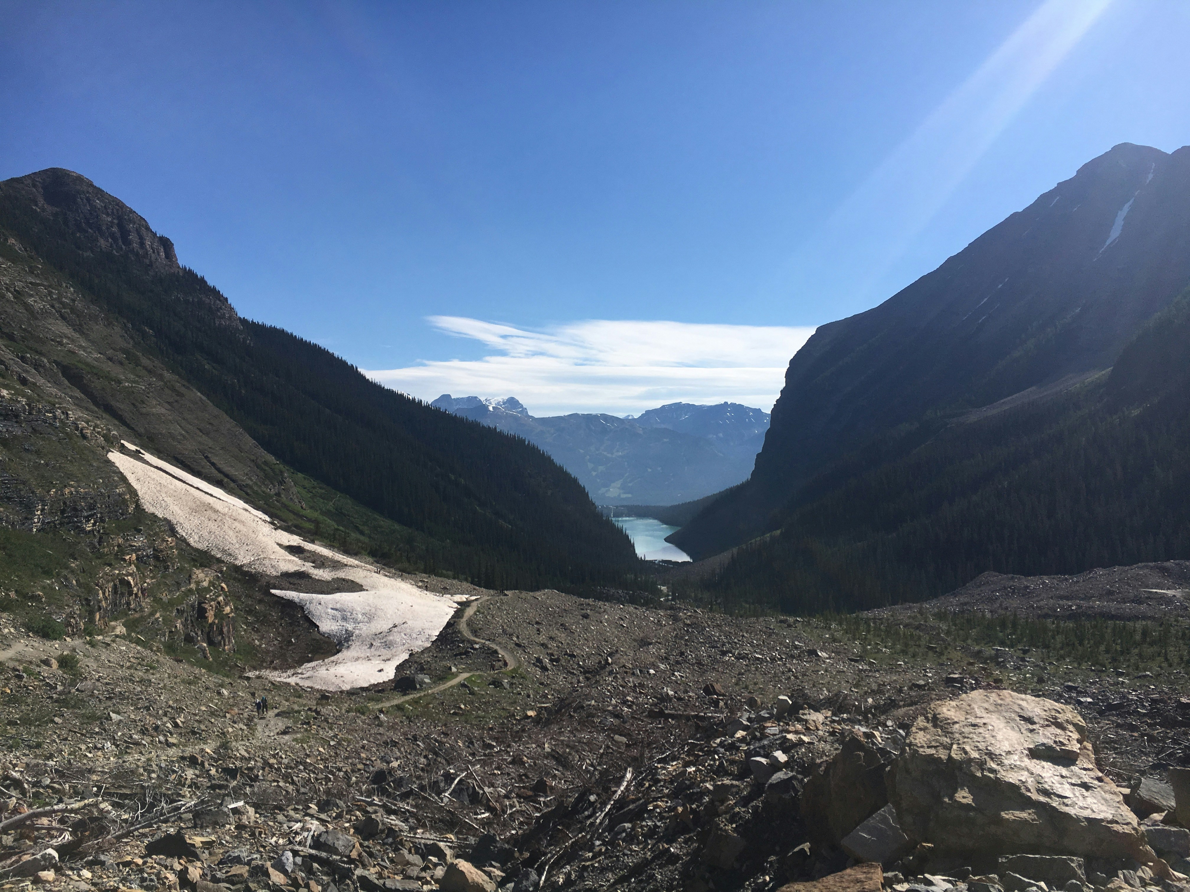 遠くに湖のある山の谷の眺め