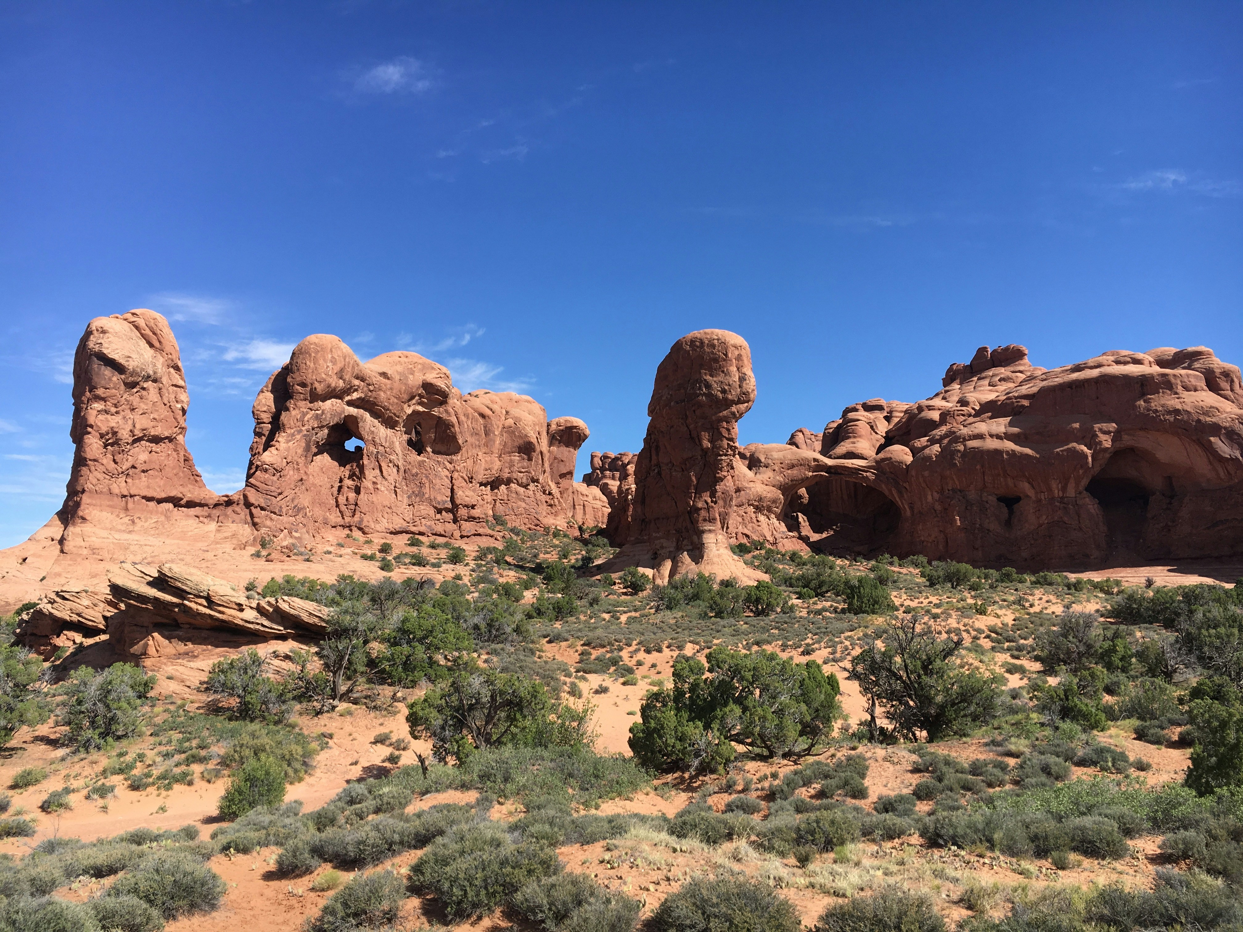 砂漠の真ん中にある大きな岩層