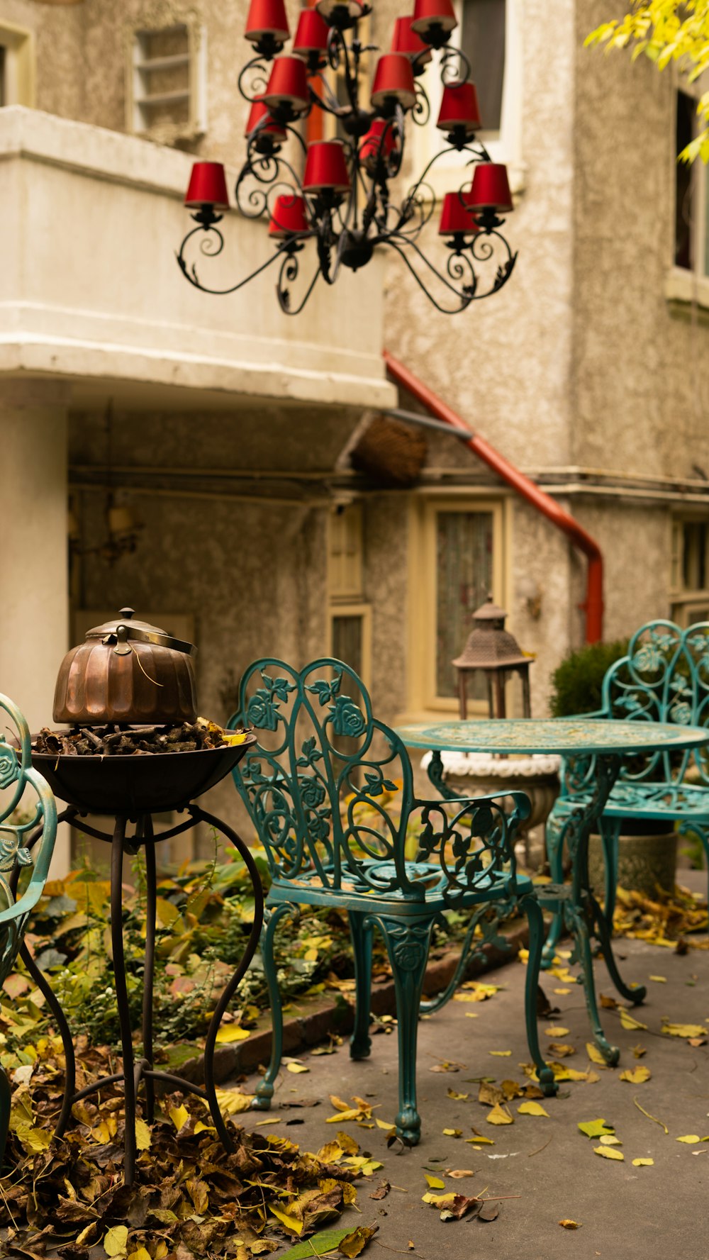 a bunch of chairs and tables outside of a building