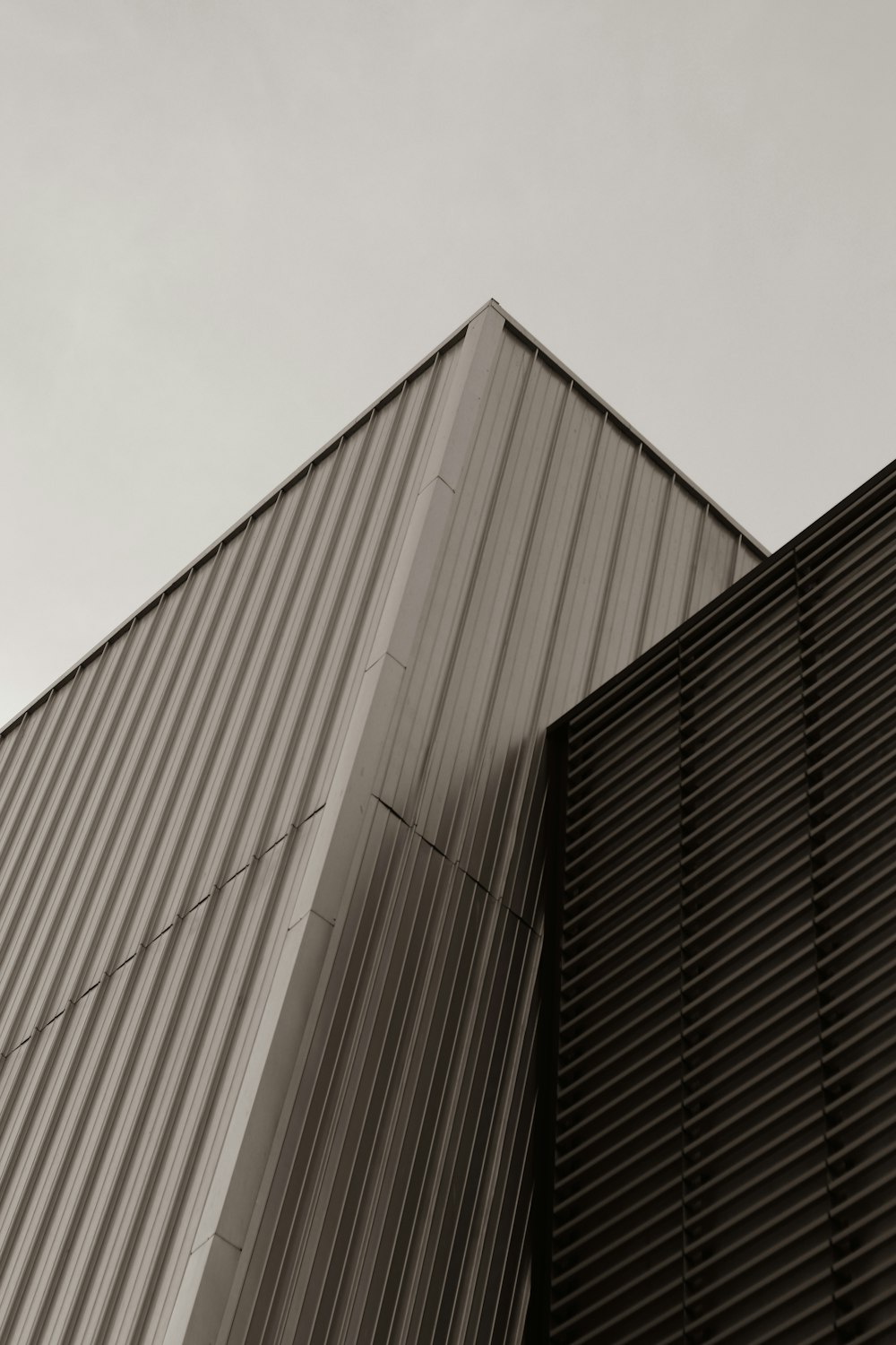 una foto in bianco e nero del lato di un edificio