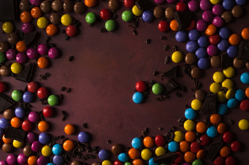 un gâteau au chocolat garni de nombreux bonbons colorés