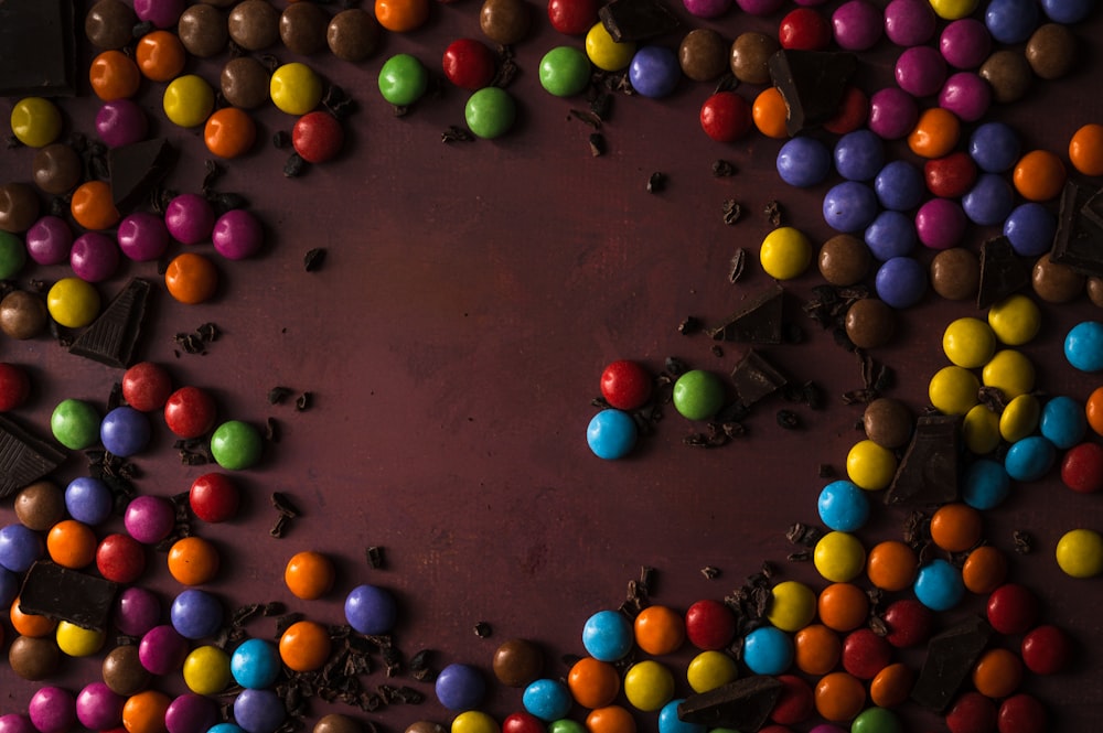 um bolo de chocolate coberto com muitos doces coloridos