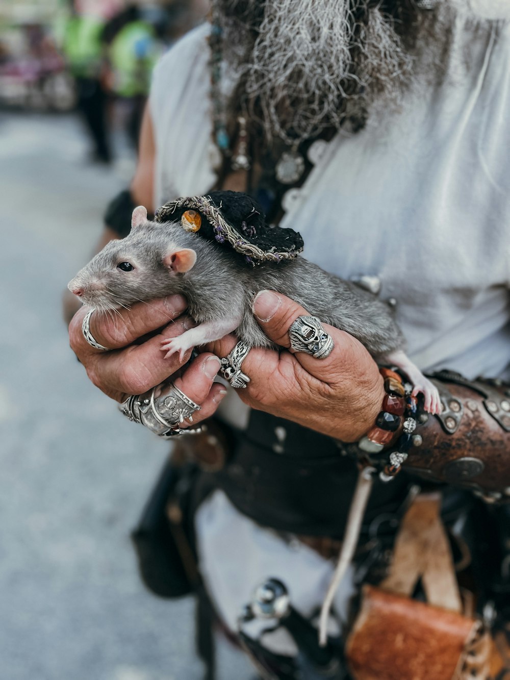 Un hombre sosteniendo una rata en la mano