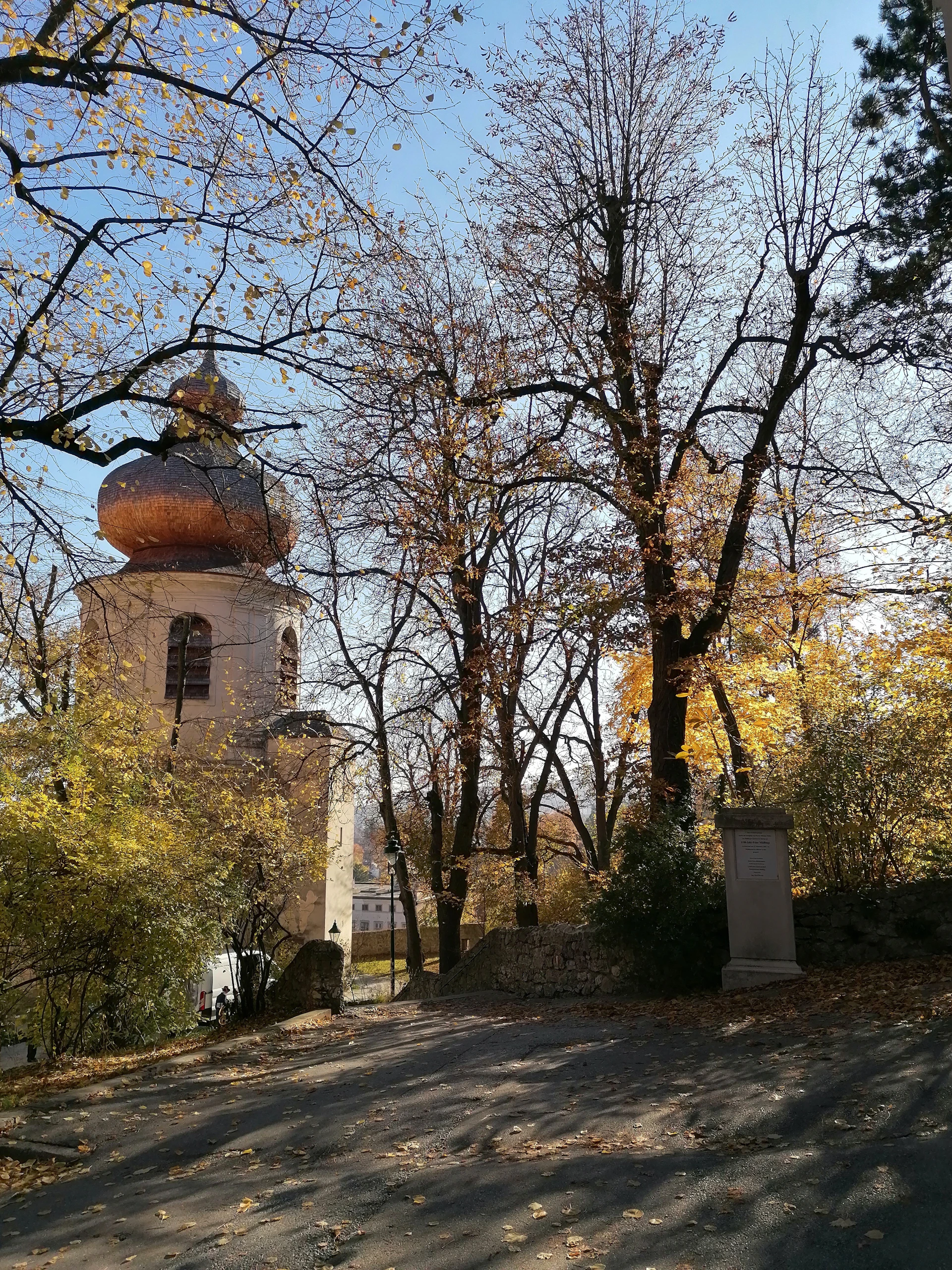 gray computer monitor