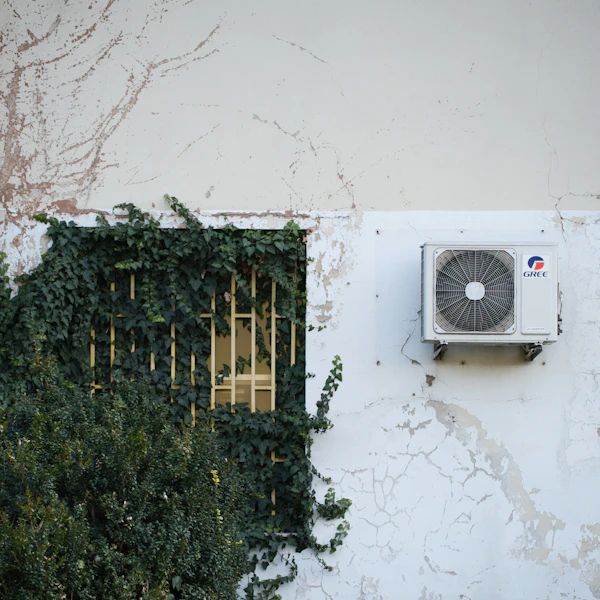 Buitenunit van een airco aan de gevel van een woning voor koelen en verwarmen