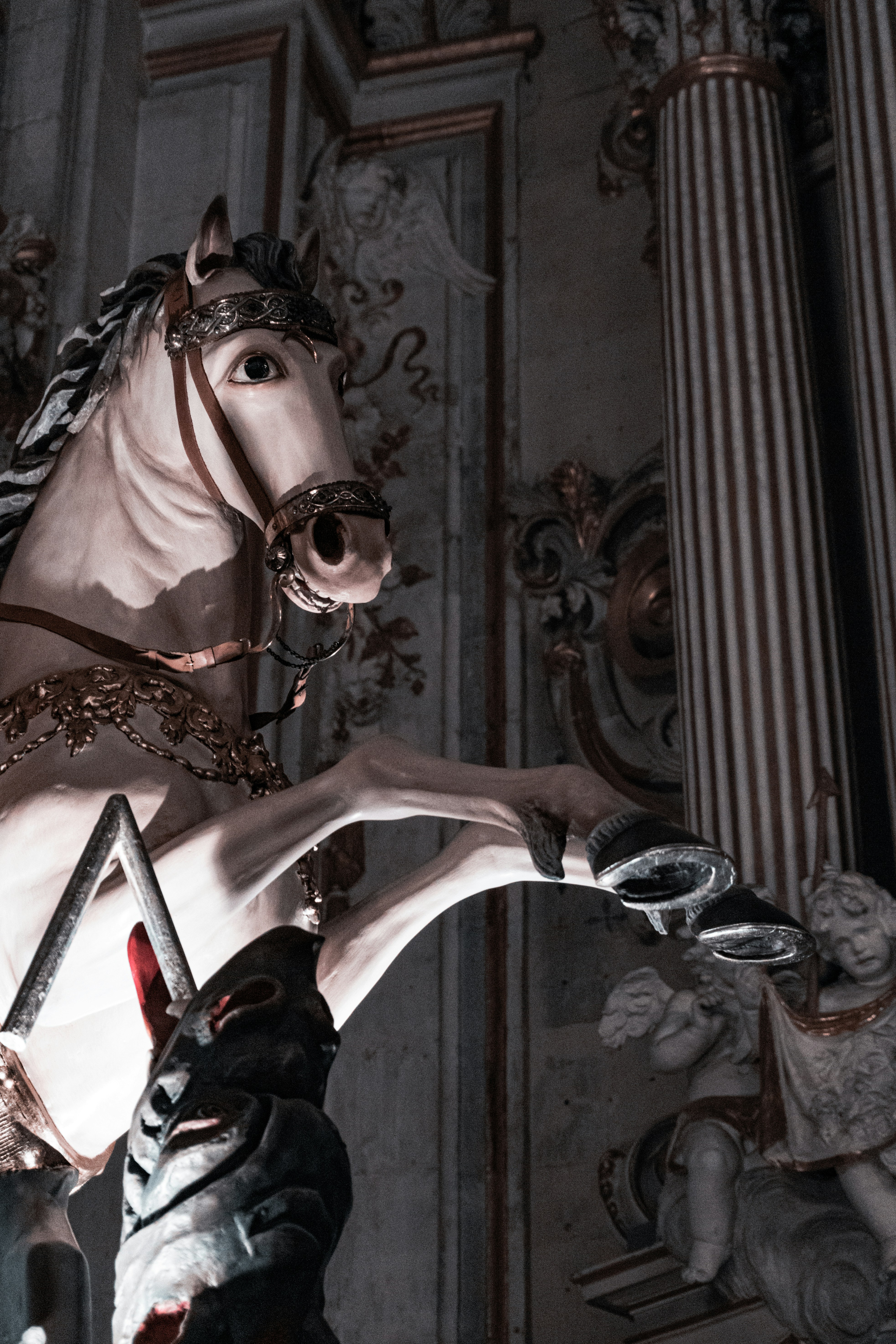 uma estátua de uma mulher que monta um cavalo