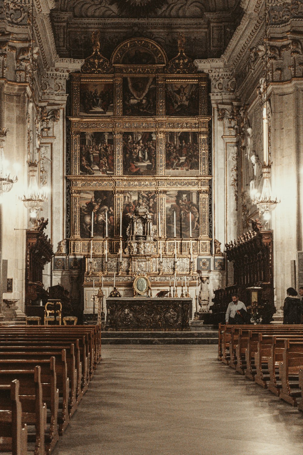 벽에 좌석과 그림이있는 교회 내부
