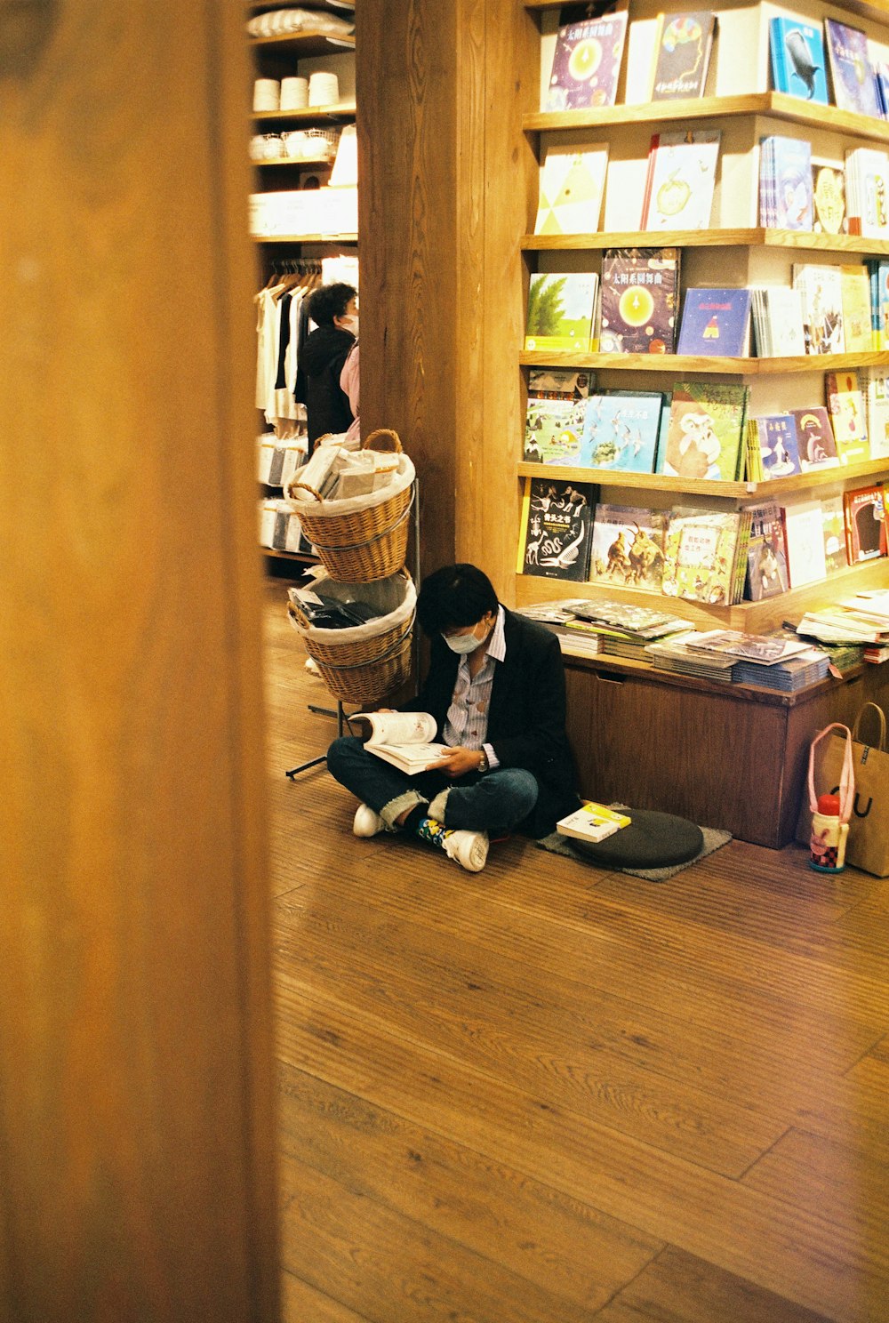 una donna seduta sul pavimento che legge un libro