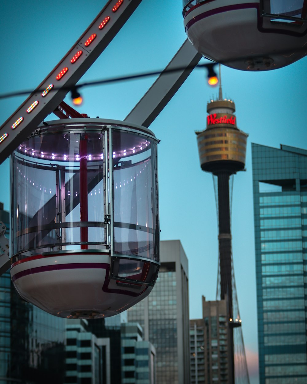 una ruota panoramica con una torre sullo sfondo