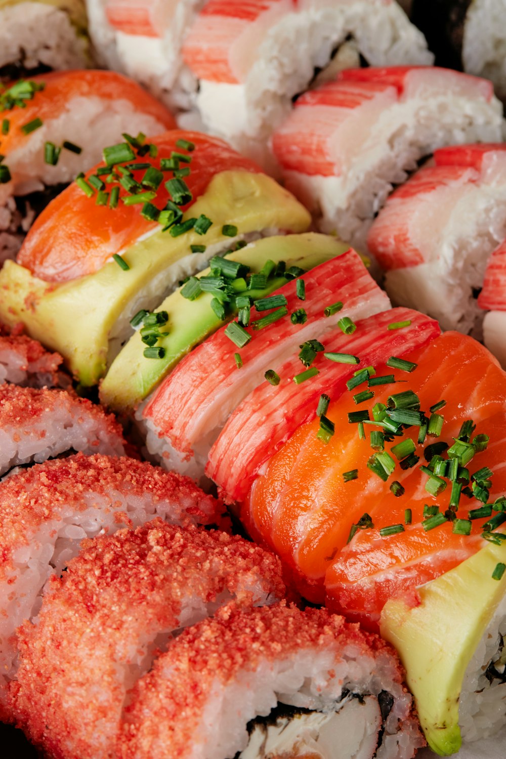 Eine Nahaufnahme von Sushi auf einem Teller