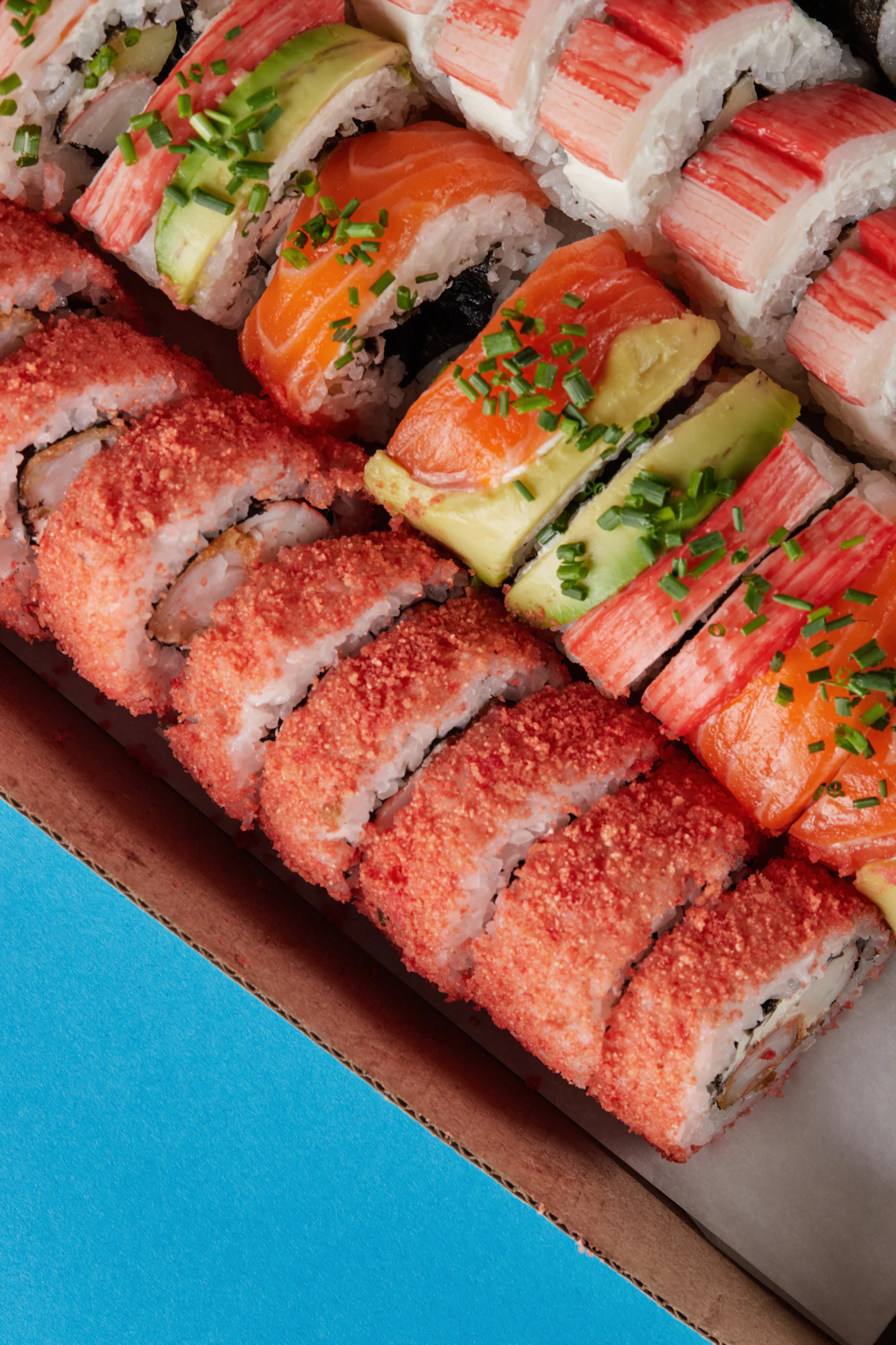 Gros plan sur des makis rangés dans une boîte à sushi à emporter