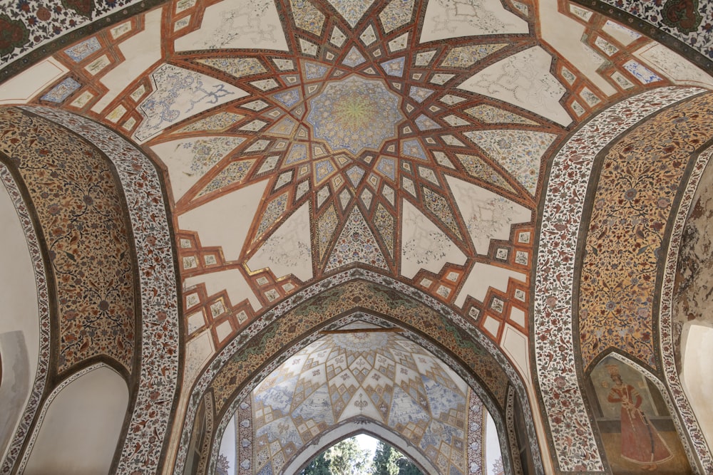 an ornate ceiling in a building with intricate designs