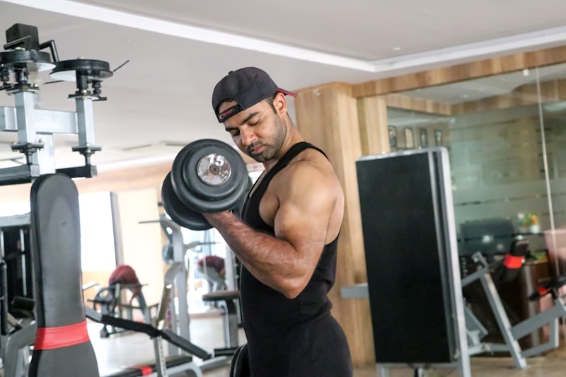 homem levantando halter na academia