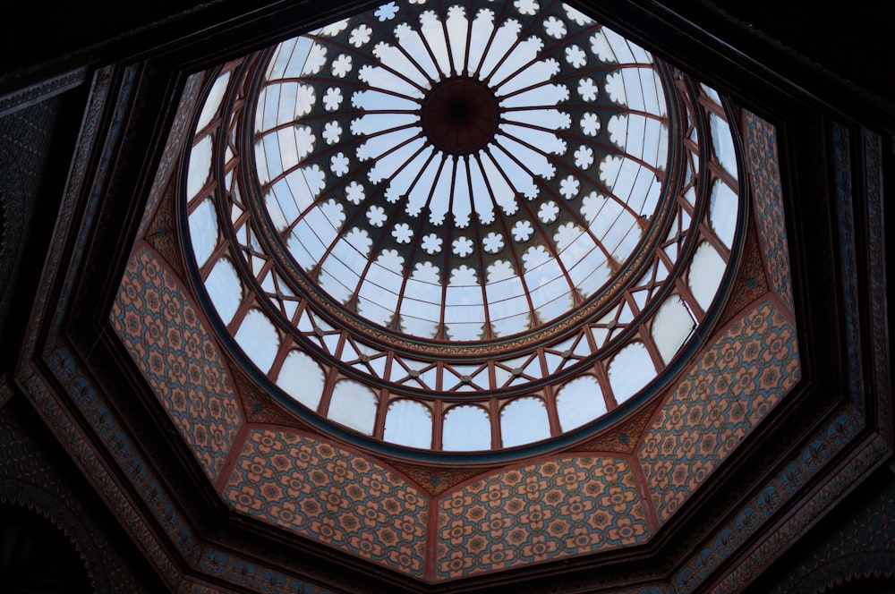 un plafond de verre circulaire dans un bâtiment